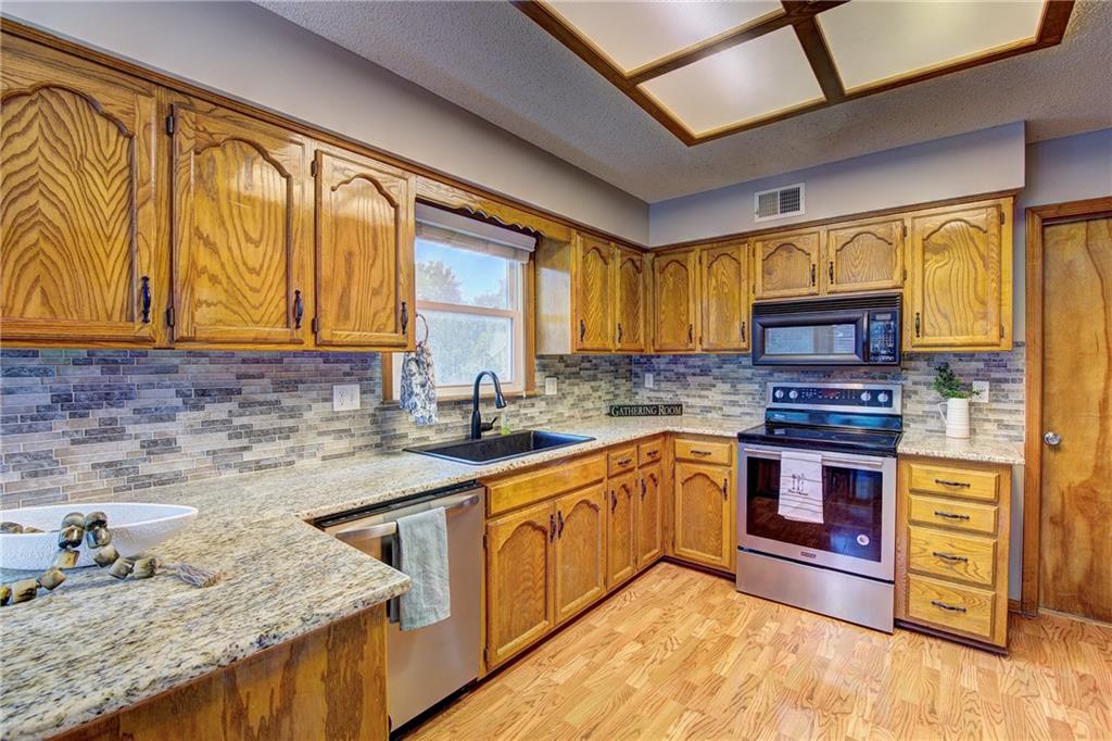 Photo 5 of 1231 NE DEERBROOK Circle