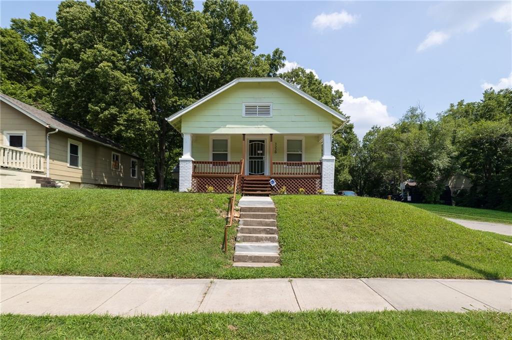Photo 4 of 3220 E 68th Street
