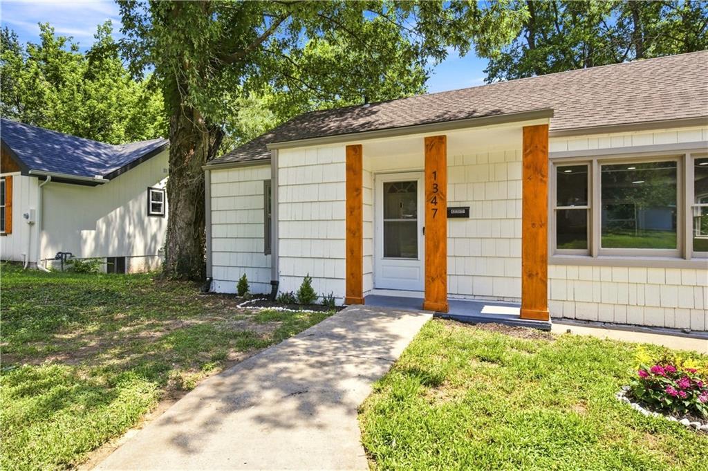 Photo 4 of 1347 S Hocker Avenue