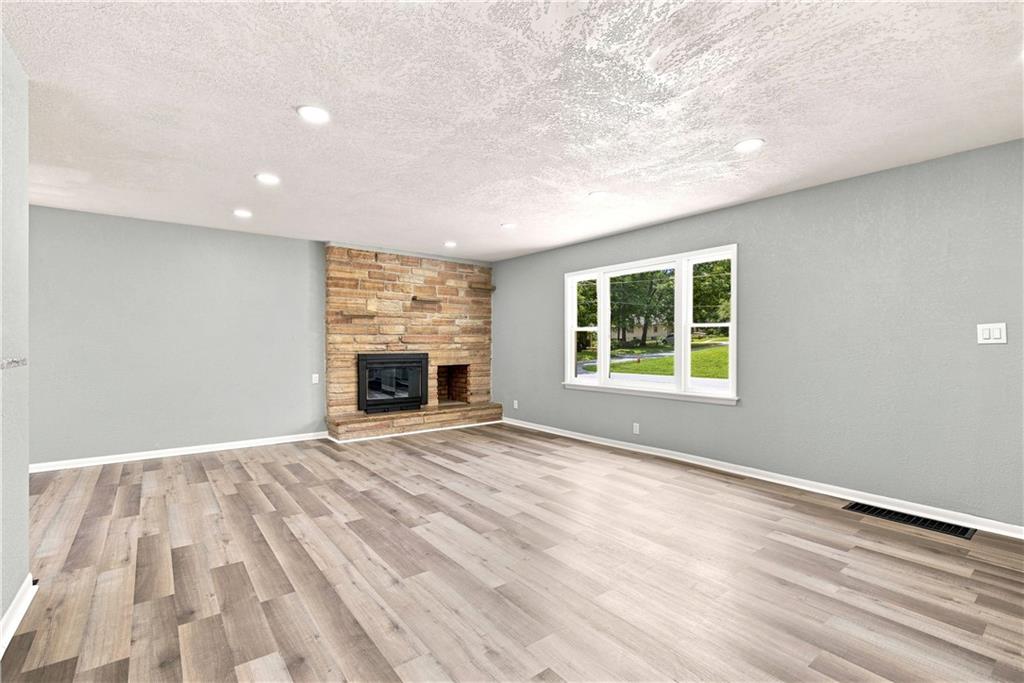 Photo 6 of 1347 S Hocker Avenue