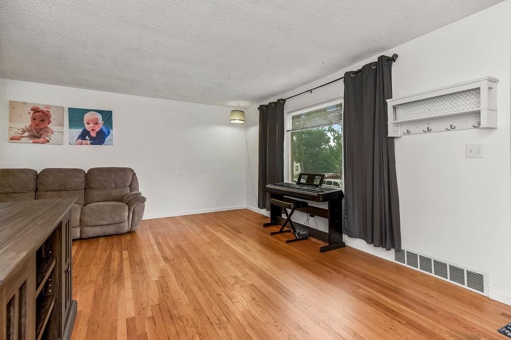 Photo 3 of 903 NE 67th Place