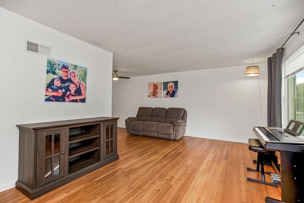 Photo 4 of 903 NE 67th Place