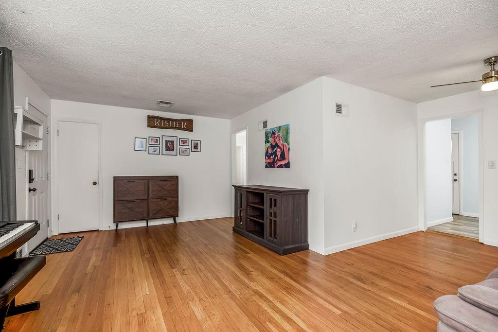 Photo 5 of 903 NE 67th Place
