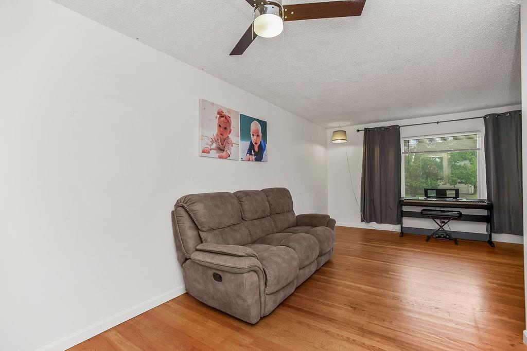 Photo 7 of 903 NE 67th Place