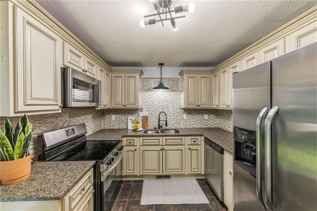 Photo 4 of 6739 Roe Avenue