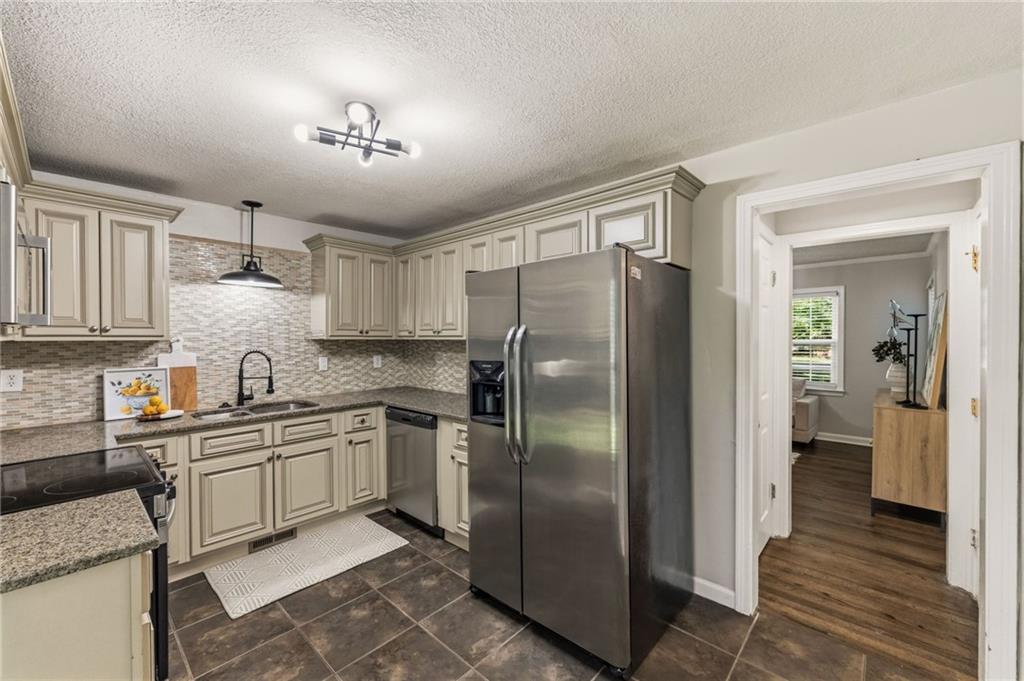 Photo 5 of 6739 Roe Avenue